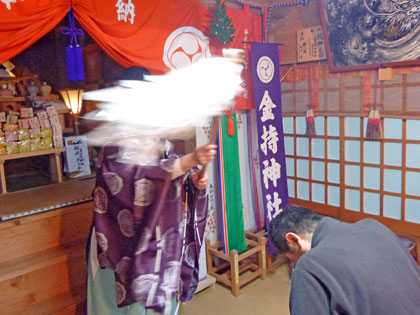 鳥取県日野町の金持神社でバレンタインジャンボ宝くじ高額当選祈願風景
