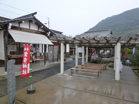 雨が降って参拝客が少ない宝当神社の境内