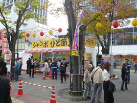 多くのお客さんで混雑している大阪駅前第4ビル特設売場