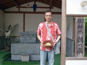 鶴の泉の看板で記念撮影