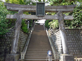 品川神社の長い階段
