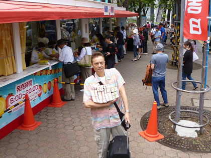 大阪駅前第四ビル特設売場でサマージャンボ宝くじ購入代行サービス風景