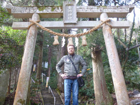 金持神社の鳥居でポーズを決めて記念撮影