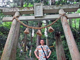 金持神社の鳥居で参拝の記念撮影