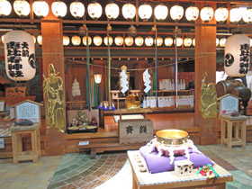 大前恵比寿神社の拝殿の中は開運グッズで御利益が有りそうな雰囲気