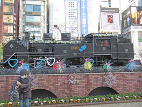 雪化粧をした新橋駅前広場の蒸気機関車
