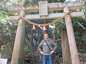 金持神社の鳥居で記念撮影