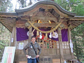 金持神社の拝殿の前で参拝記念撮影
