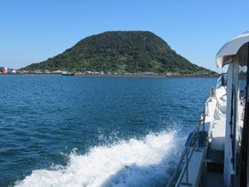 海上の船から見た宝当神社のある高島