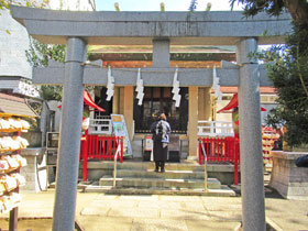 鳥居から見た皆中稲荷神社の本殿