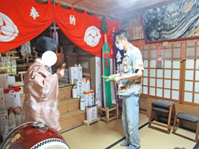 宮司さんから玉串を頂き玉串奉奠の儀を行います