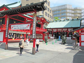 多くの参拝客で賑わう鷲神社の広い境内