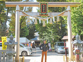 蛇窪神社の入り口の大きな金色の鳥居の下で参拝記念撮影