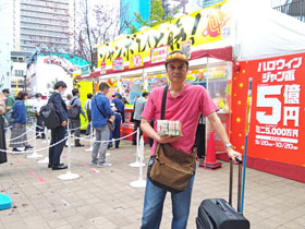 大阪駅前第四ビル特設売場の前で今日買ったハロウィンジャンボ宝くじを持って記念撮影