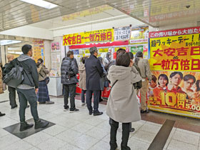 多くのお客さんで行列が発生中の名鉄観光名駅地下支店