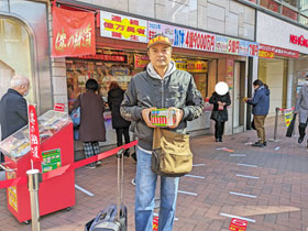 ������̔���̑O�ō����������o�����^�C���W�����{�󂭂��������ċL�O�B�e