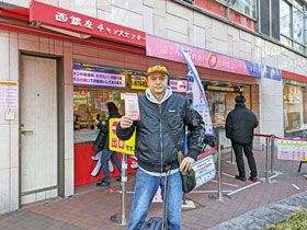 ����̑O�Ŕ��������g��BIG�ƃX�N���b�`�������ċL�O�B�e