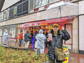 ����̑O�ō����������󂭂��ƃ��g��BIG�ƃX�N���b�`�������ċL�O�B�e