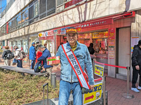 ����̑O�ō����������o�����^�C���W�����{�󂭂��������ċL�O�B�e