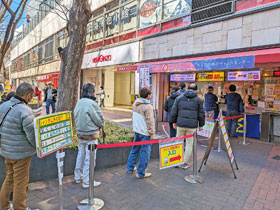 �����̂��q����ōs�񂪔������̐�����`�����X�Z���^�[�̉E���̑���