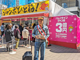 ���w�O��l�r�����ݔ���̑O�ō����������o�����^�C���W�����{�󂭂��������ċL�O�B�e