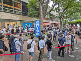 ������`�����X�Z���^�[�̑O�̍L��͑����̂��q����Ŗ��ߐs������Ă܂�