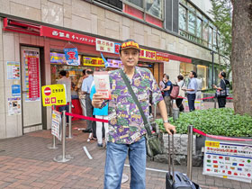 �����̑O�Ń��g�ƃr�b�N�ƃX�N���b�`�������ċL�O�B�e