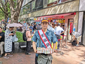 ������`�����X�Z���^�[�̑O�ŕ󂭂��������ċL�O�B�e