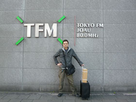 東京FNの入口の看板で記念撮影