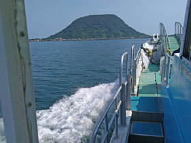 唐津本土から船に乗って宝当神社の有る高島に向かっている海上