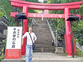 愛宕神社出世の階段の看板で記念撮影