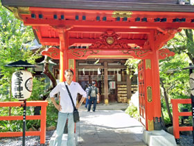 丹塗りの門の愛宕神社の提灯で記念撮影