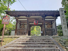 京都大山崎の宝寺の正門