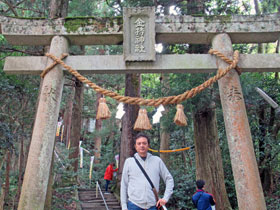 神額に金持神社と書かれた鳥居で記念撮影