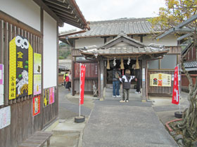 多くの参拝客で賑わう宝当神社の境内