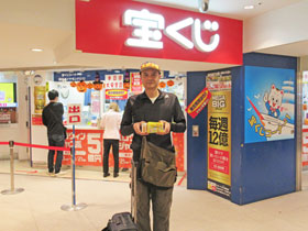 ���l�_�C�������h�`�����X�Z���^�[�̑O�ō����������󂭂��������ċL�O�B�e