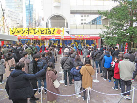 物凄い数のお客さんで大混雑している大阪駅前第四ビル特設売場