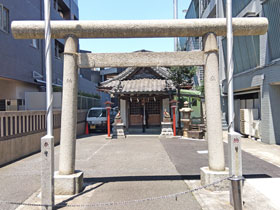宝禄稲荷神社の入り口の鳥居