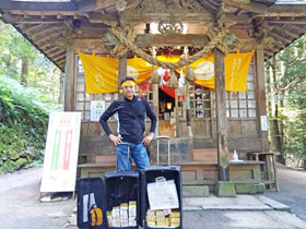 金持神社の拝殿の前でハロウィンジャンボ宝くじと一緒に記念撮影