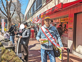 ����̑O�ō����������o�����^�C���W�����{�󂭂��������ċL�O�B�e