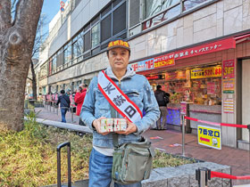 ����̑O�ō����������o�����^�C���W�����{�󂭂��������ċL�O�B�e