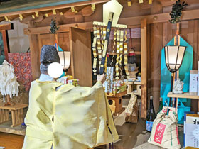 ���P���i�����΂炢�j�͌䕼��ɂ��_�l�����_���𒸂��܂�