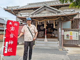 �󓖐_�Ђ̔q�a�̑O�ŋL�O�B�e