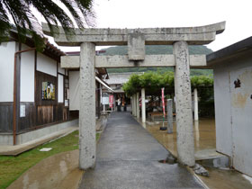 宝当神社の鳥居の奥には参拝客がいない境内