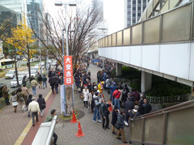 大阪駅前第3ビルの方まで繋がった長い行列