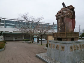 唐津駅前にある唐津くんちの銅像です