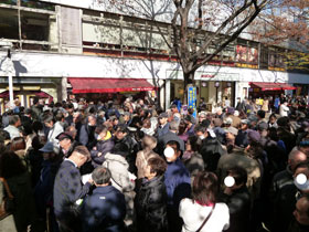 ����̑O�̍L��𖄂ߐs�������������̂��q����