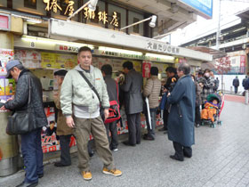 �V���w�G�X�����b�L�[�Z���^�[�̑O�ŋL�O�B�e