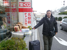 ����̉��̓��H�ŔN���W�����{�󂭂��𔃂��ċL�O�B�e