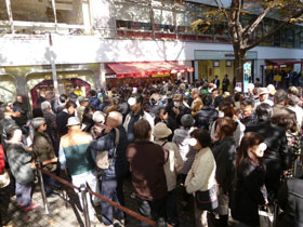 ����̑O�̍L��͕��������̂��q����Ŗ��ߐs������Ă��܂�